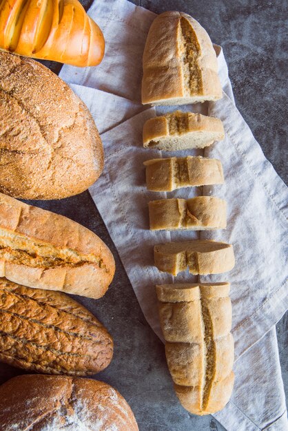 Baguette en rodajas en la vista superior de la mesa