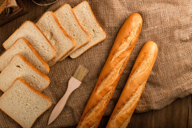 Baguette sabrosa con rebanadas de pan