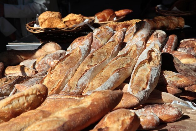 Baguettes frescos en mercado en francia