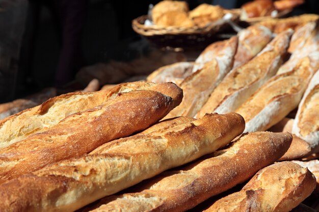 Baguettes en mercado en francia de cerca