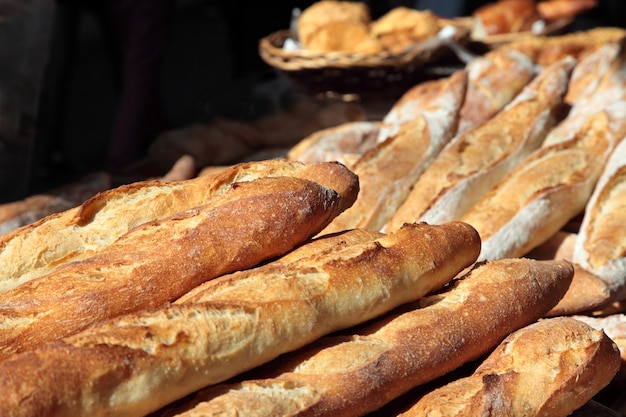 Baguettes en mercado en francia de cerca