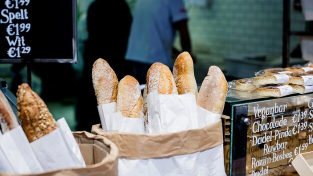 Baguettes recién horneadas en la panadería.