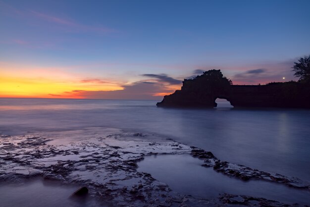 Bahía de la isla al anochecer