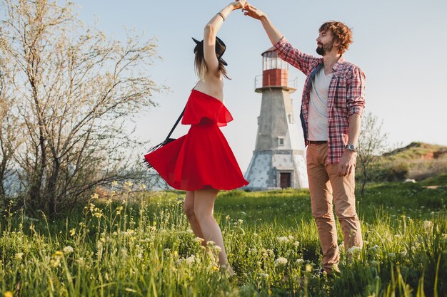 Bailando joven pareja elegante enamorada en campo