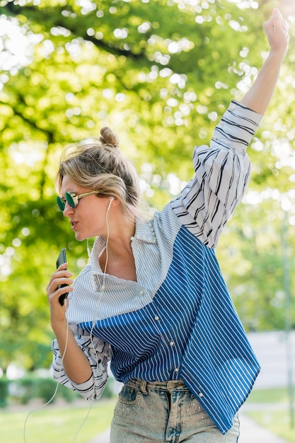 Bailando en el parque y escuchando música vista frontal