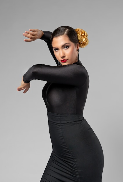 Foto gratuita bailaora de flamenco apasionada y elegante