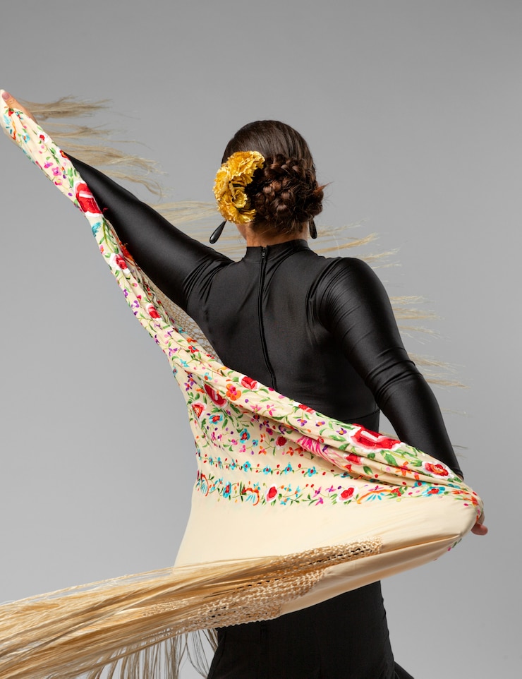 Foto gratuito bailaora de flamenco apasionada y elegante