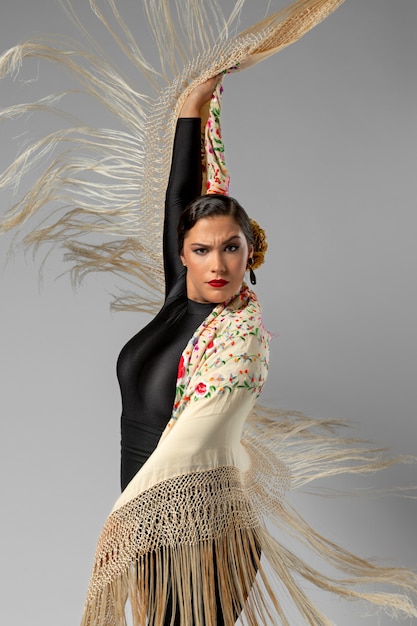 Foto gratuita bailaora de flamenco apasionada y elegante