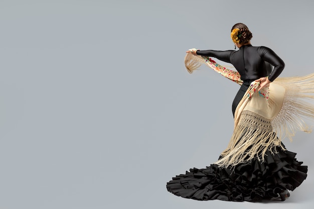 Foto gratuita bailaora de flamenco apasionada y elegante