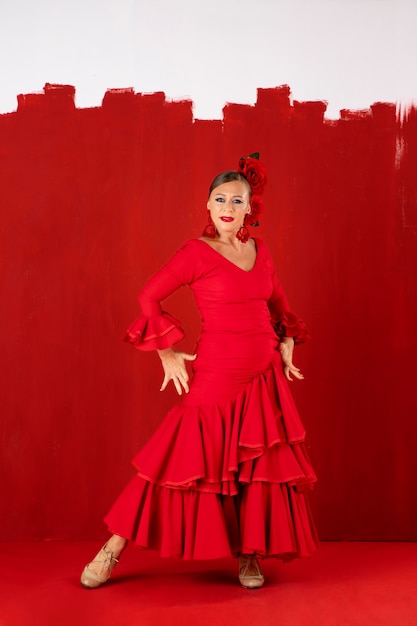 Foto gratuita bailaora de flamenco apasionada y elegante