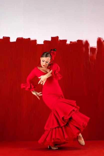 Foto gratuita bailaora de flamenco apasionada y elegante