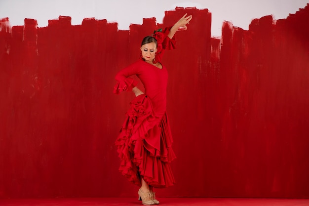 Foto gratuita bailaora de flamenco apasionada y elegante