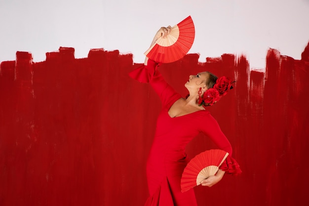 Foto gratuita bailaora de flamenco apasionada y elegante