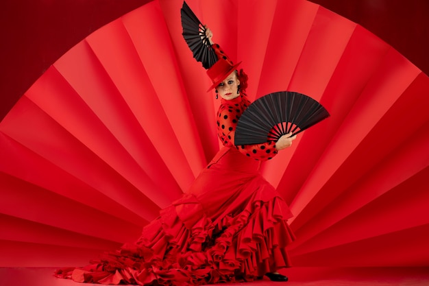 Foto gratuita bailaora de flamenco apasionada y elegante