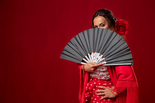 Foto gratuita bailaora de flamenco apasionada y elegante