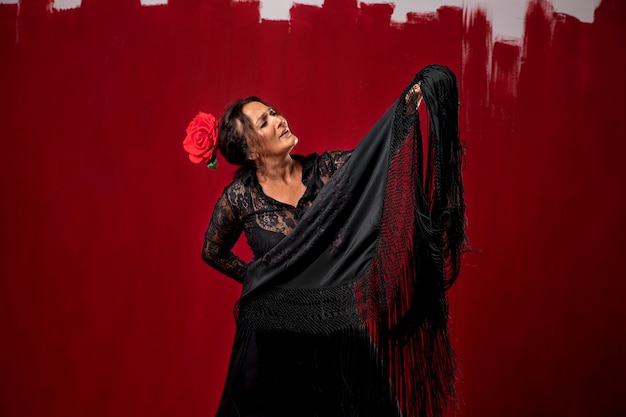 Foto gratuita bailaora de flamenco apasionada y elegante