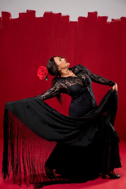 Foto gratuita bailaora de flamenco apasionada y elegante