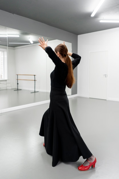 Bailaora de flamenco en estudio