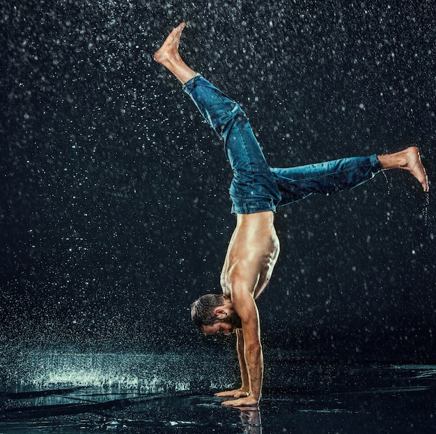 El bailarín de break masculino en agua.