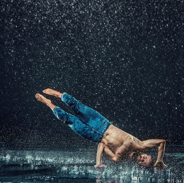 El bailarín de break masculino en agua.