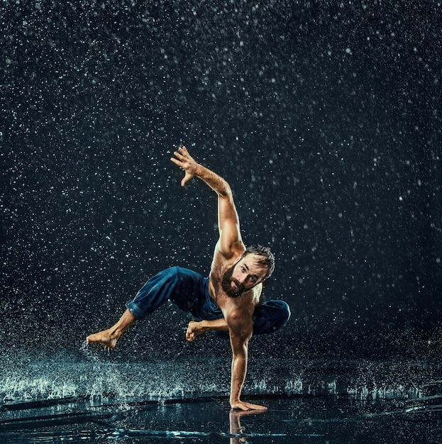 El bailarín de break masculino en el agua.