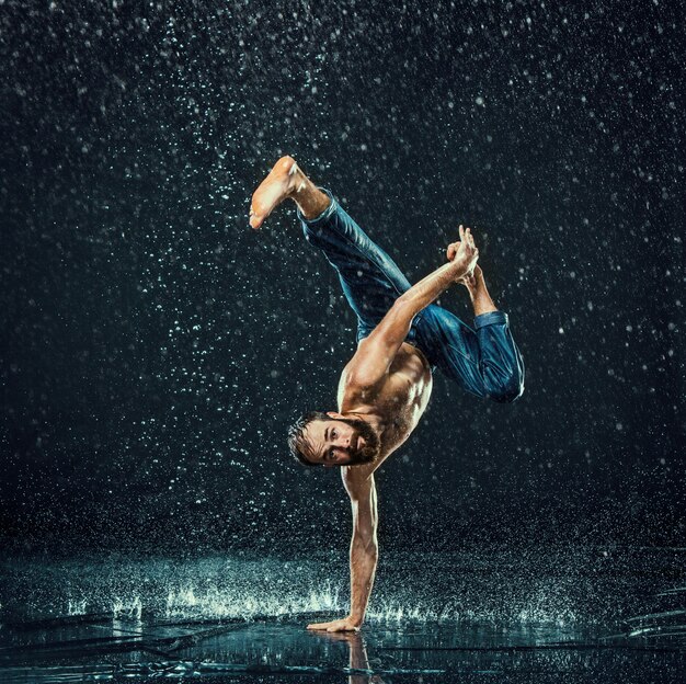 El bailarín de break masculino en el agua.