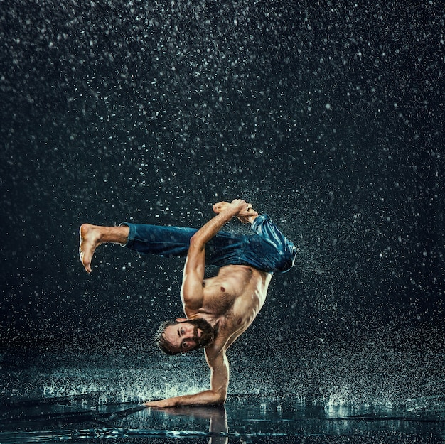 El bailarín de break masculino en el agua.