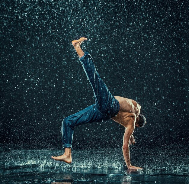 El bailarín de break masculino en el agua.