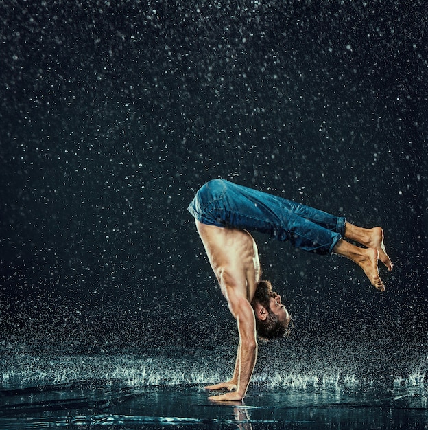 El bailarín de break masculino en agua.