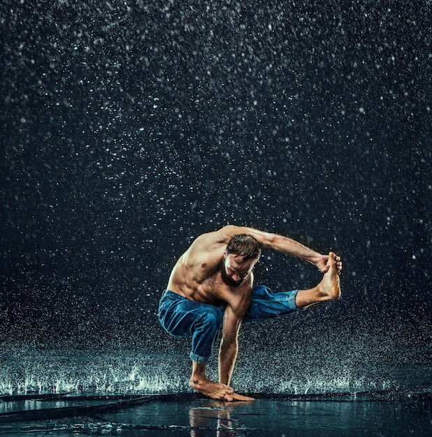 El bailarín de break masculino en agua.