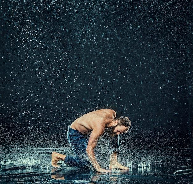 El bailarín de break masculino en agua.