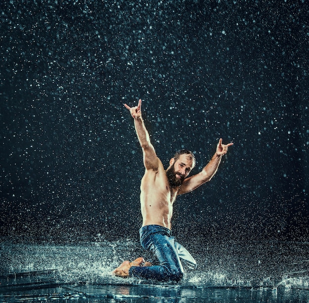 Foto gratuita el bailarín de break masculino en agua.