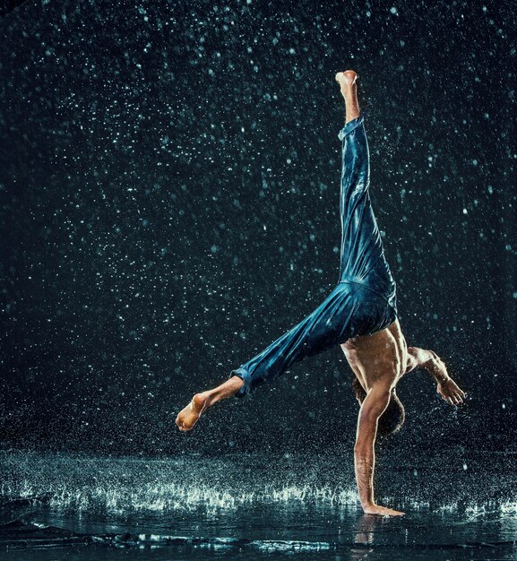 El bailarín de break masculino en agua.