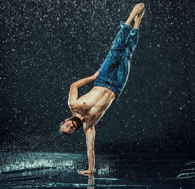 El bailarín de break masculino en agua.