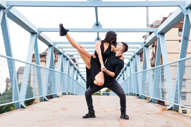 Bailarín experto realizando en el puente