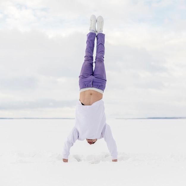 Foto gratuita bailarín de hip hop masculino de pie en ambas manos