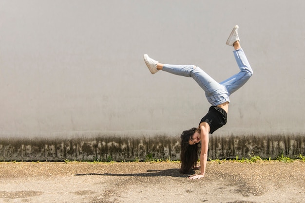 Foto gratuita bailarina activa haciendo parada al aire libre