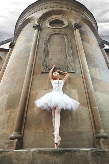 Bailarina actuando cerca de un antiguo castillo