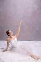 Foto gratuita bailarina de alto ángulo mirando a otro lado