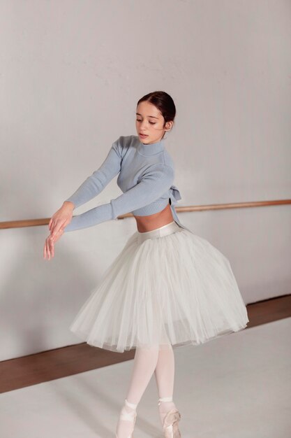 Bailarina bailando en falda tutú