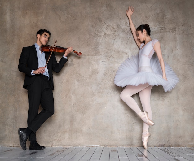 Bailarina bailando con música interpretada por músico masculino