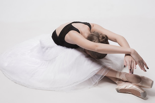 Bailarina bailarina sentada con las piernas cruzadas