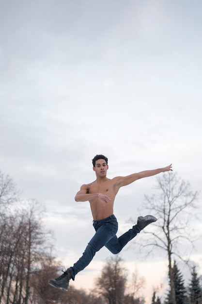 Bailarina de ballet de ángulo bajo al aire libre