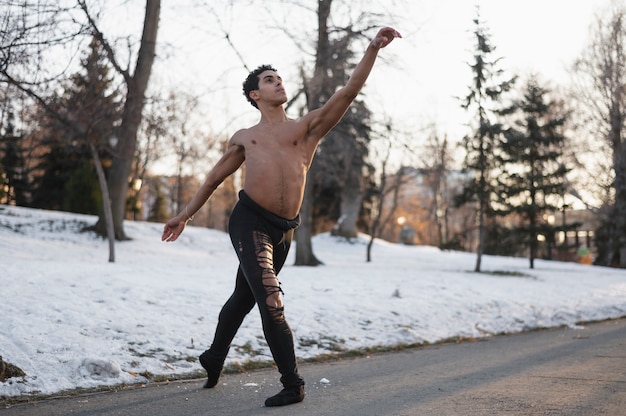 Foto gratuita bailarina de ballet de ángulo bajo