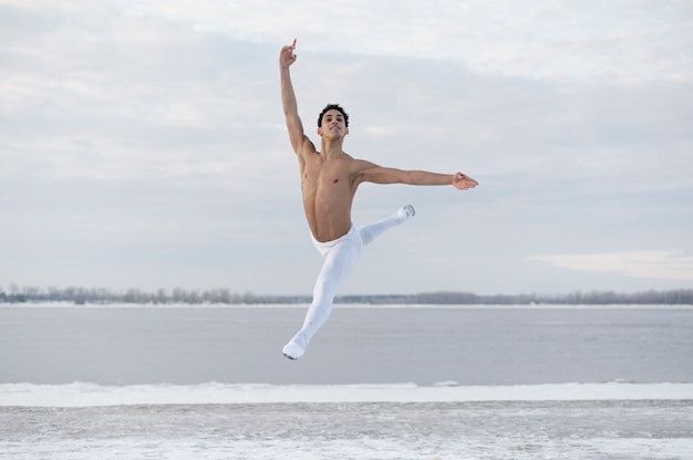 Foto gratuita bailarina de ballet ejecutando pose elegante