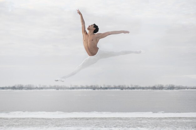 Bailarina de ballet en elegante pose de salto