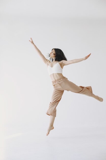 Bailarina de ballet femenino de estilo contemporáneo. Mujer en un estudio de danza.