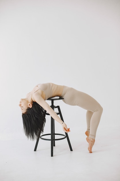 Bailarina de ballet femenino de estilo contemporáneo. Mujer en un estudio de danza.