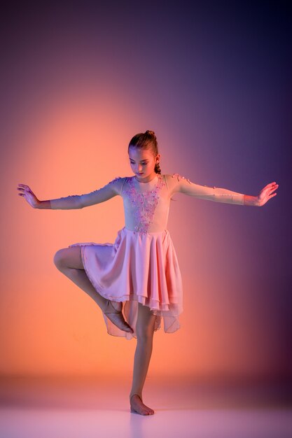 bailarina de ballet moderno adolescente