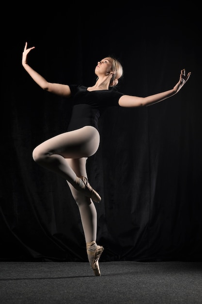 Bailarina de ballet posando en zapatillas de punta